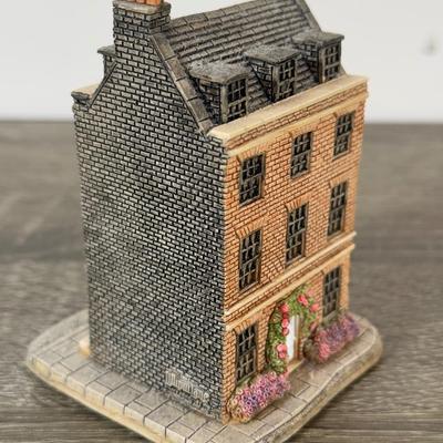 LOT 184L: Lilliput Lane Miniature British Buildings