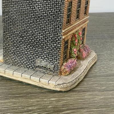 LOT 184L: Lilliput Lane Miniature British Buildings