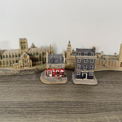LOT 184L: Lilliput Lane Miniature British Buildings