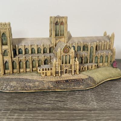 LOT 184L: Lilliput Lane Miniature British Buildings