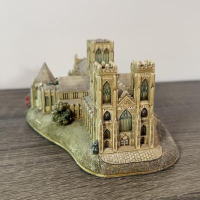 LOT 184L: Lilliput Lane Miniature British Buildings