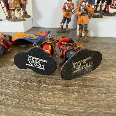 LOT 185L: King & Country Pike & Musket Mini Figurine Set