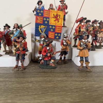 LOT 185L: King & Country Pike & Musket Mini Figurine Set