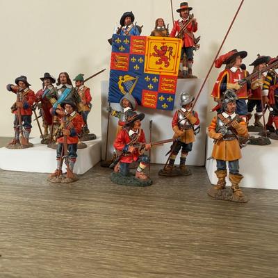 LOT 185L: King & Country Pike & Musket Mini Figurine Set