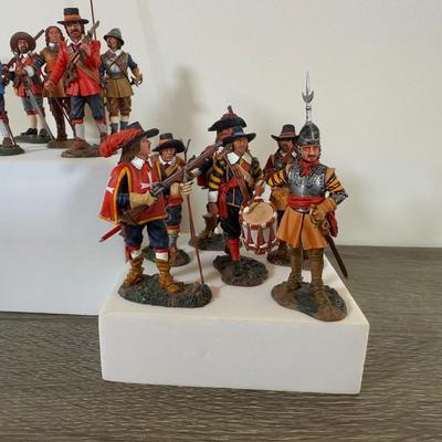 LOT 185L: King & Country Pike & Musket Mini Figurine Set
