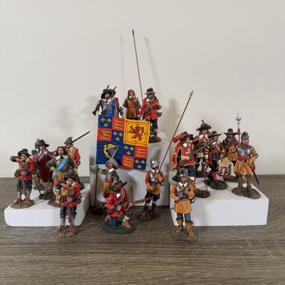 LOT 185L: King & Country Pike & Musket Mini Figurine Set