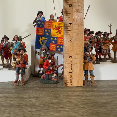 LOT 185L: King & Country Pike & Musket Mini Figurine Set