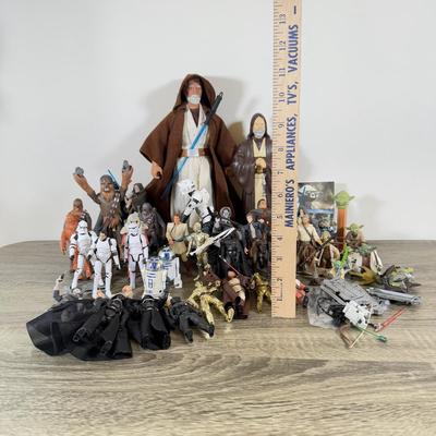 LOT 192L: 1990s & Later Star Wars Toys & Action Figures