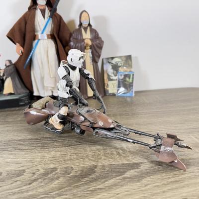 LOT 192L: 1990s & Later Star Wars Toys & Action Figures