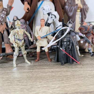 LOT 192L: 1990s & Later Star Wars Toys & Action Figures