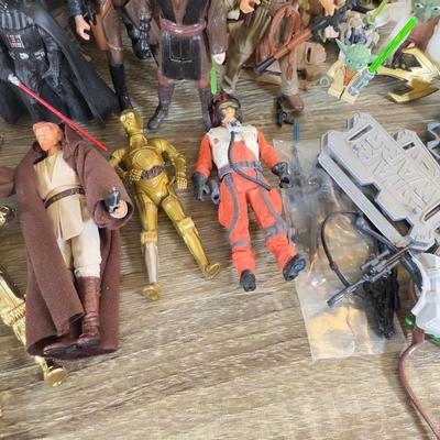 LOT 192L: 1990s & Later Star Wars Toys & Action Figures