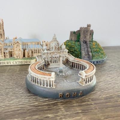 LOT 194L: Miniature Buildings and Landmarks Collection