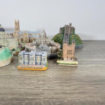 LOT 194L: Miniature Buildings and Landmarks Collection