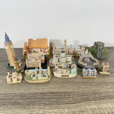 LOT 194L: Miniature Buildings and Landmarks Collection