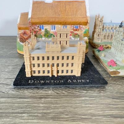 LOT 194L: Miniature Buildings and Landmarks Collection