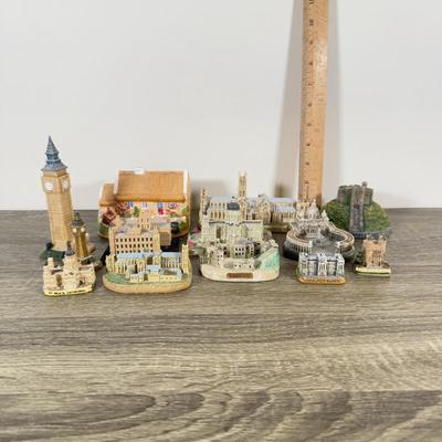 LOT 194L: Miniature Buildings and Landmarks Collection