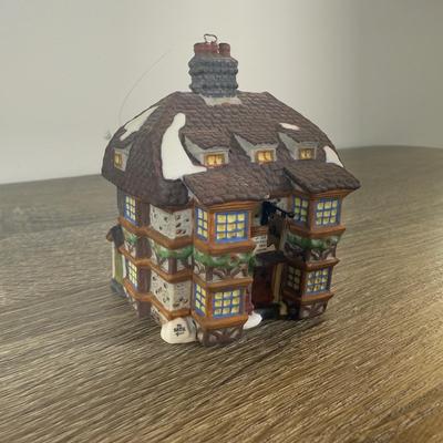 LOT 197L: Mini Ceramic Houses / Buildings incl. Department 56 Ornaments