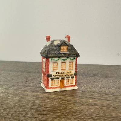 LOT 197L: Mini Ceramic Houses / Buildings incl. Department 56 Ornaments