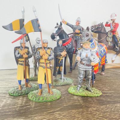 LOT 200L: Miniature Knights & Horse Figurines