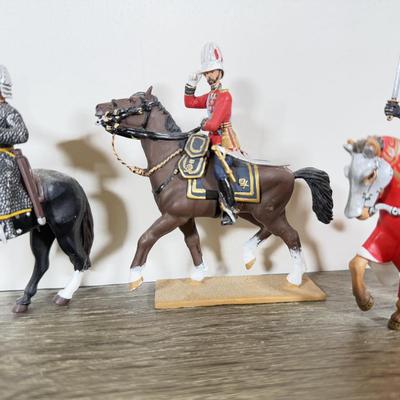 LOT 200L: Miniature Knights & Horse Figurines