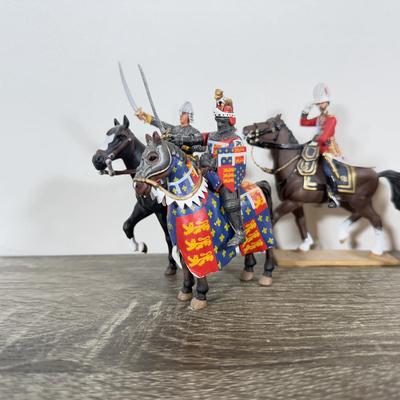 LOT 200L: Miniature Knights & Horse Figurines