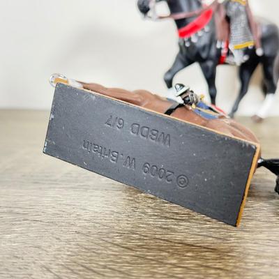 LOT 200L: Miniature Knights & Horse Figurines