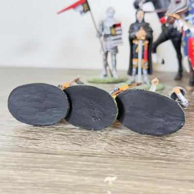 LOT 200L: Miniature Knights & Horse Figurines