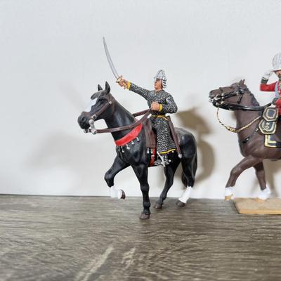 LOT 200L: Miniature Knights & Horse Figurines