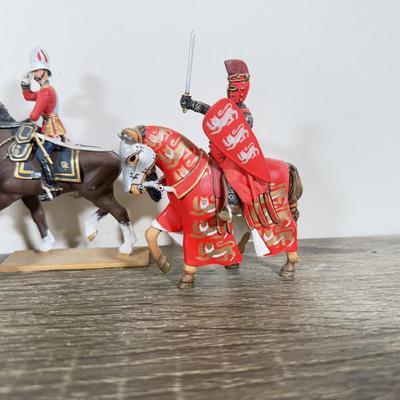 LOT 200L: Miniature Knights & Horse Figurines
