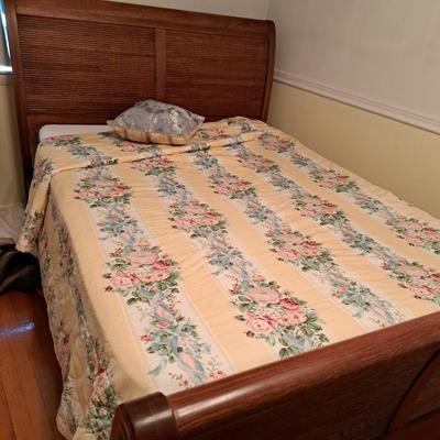 Selection of Fine Bedding: Quilt, Satin Coverlets, Bedspreads, Pillows (PB-SD)