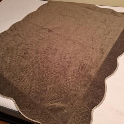 Selection of Fine Bedding: Quilt, Satin Coverlets, Bedspreads, Pillows (PB-SD)