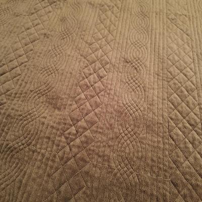 Selection of Fine Bedding: Quilt, Satin Coverlets, Bedspreads, Pillows (PB-SD)