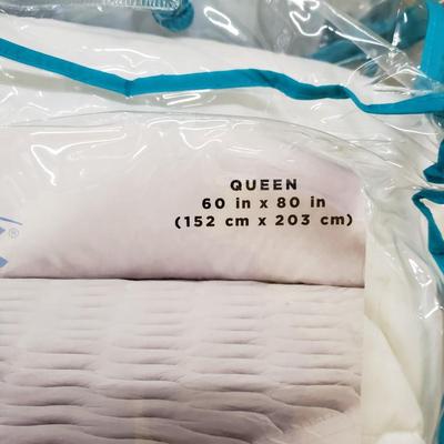 Queen Sized L.L. Bean Sheets, Wamsutta Sheets and Red/Gold Bed Spread and More (2058F-KD)