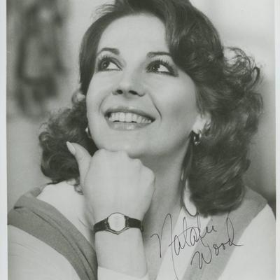 Natalie Wood signed movie photo. GFA Authenticated