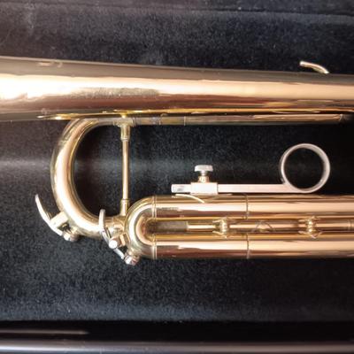 VERY NICE BACH SELMER TRUMPET IN HARD SIDED CASE