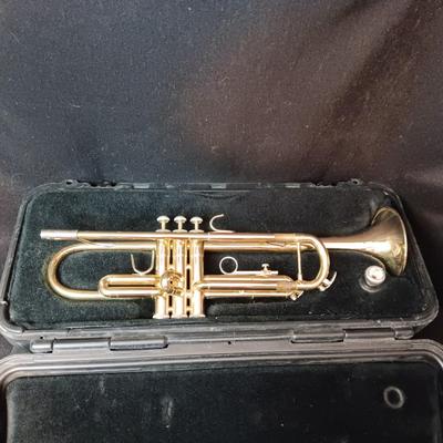 VERY NICE BACH SELMER TRUMPET IN HARD SIDED CASE