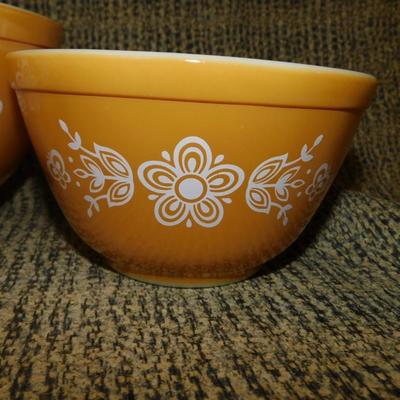 Vintage PYREX “Butterfly Gold” Mixing Bowls &amp; Covered Dish w/ Lid