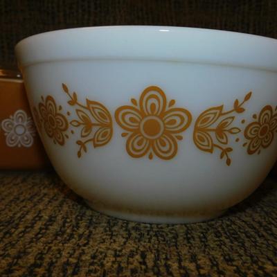 Vintage PYREX “Butterfly Gold” Mixing Bowls &amp; Covered Dish w/ Lid