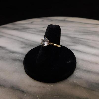 10k Gold Ring w/ Cubic Zirconia Size 7, 2.3g