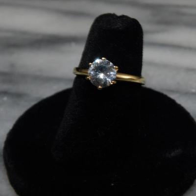 10k Gold Ring w/ Cubic Zirconia Size 7, 2.3g