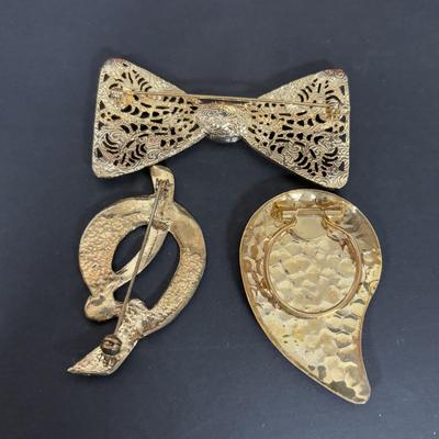 LOT 274: Jewelry Case and Brooch Collection