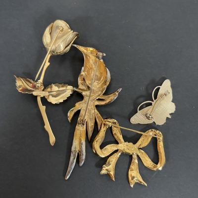 LOT 274: Jewelry Case and Brooch Collection