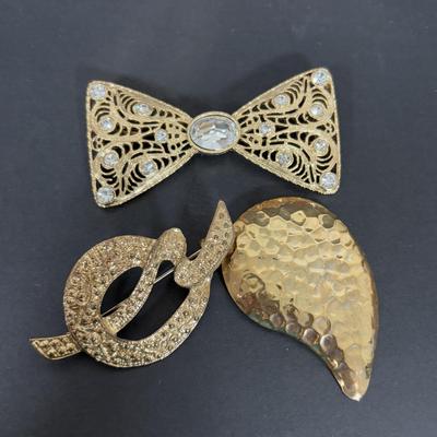 LOT 274: Jewelry Case and Brooch Collection