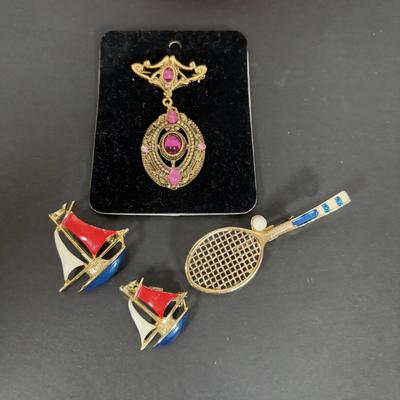 LOT 274: Jewelry Case and Brooch Collection