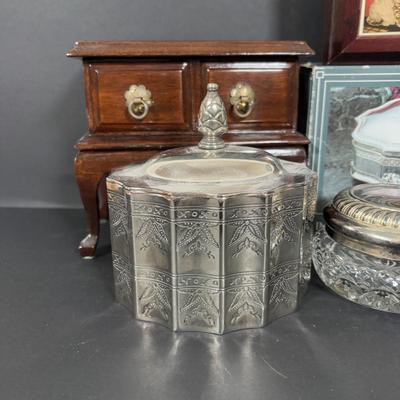 LOT 276: Waterford Crystal Vanity Bow: Powder/Trinket, Vintage Godinger Silver-Plated Trinket Box, Royal Europe Bud Vase, International...
