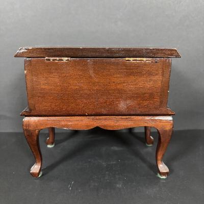 LOT 276: Waterford Crystal Vanity Bow: Powder/Trinket, Vintage Godinger Silver-Plated Trinket Box, Royal Europe Bud Vase, International...