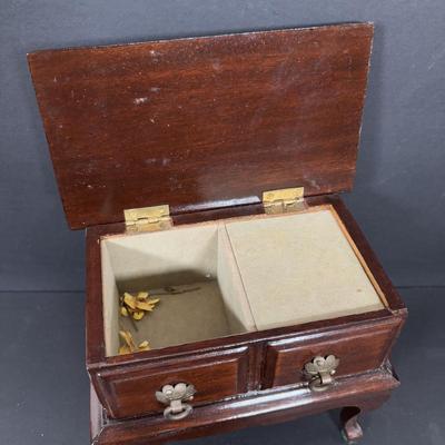 LOT 276: Waterford Crystal Vanity Bow: Powder/Trinket, Vintage Godinger Silver-Plated Trinket Box, Royal Europe Bud Vase, International...