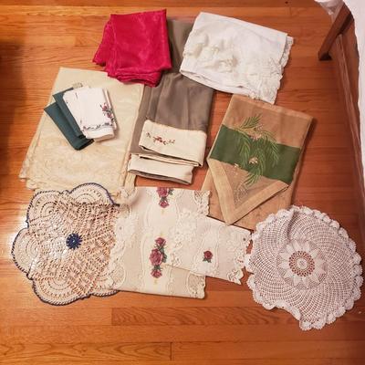 Tablecloths, Pier One Table Runner, Lenox Linens, Doilies & More (PB-KD)