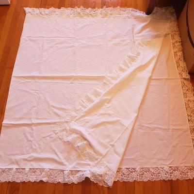Tablecloths, Pier One Table Runner, Lenox Linens, Doilies & More (PB-KD)