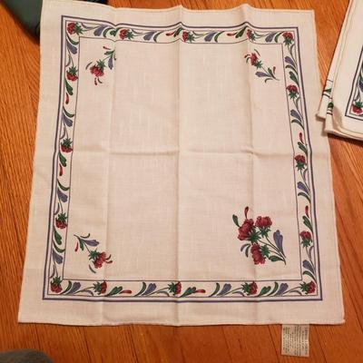 Tablecloths, Pier One Table Runner, Lenox Linens, Doilies & More (PB-KD)